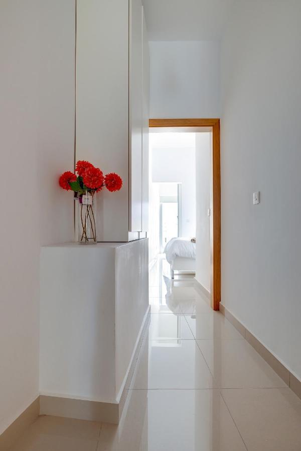 Prime Location Apartment With Side Seaviews Слима Екстериор снимка