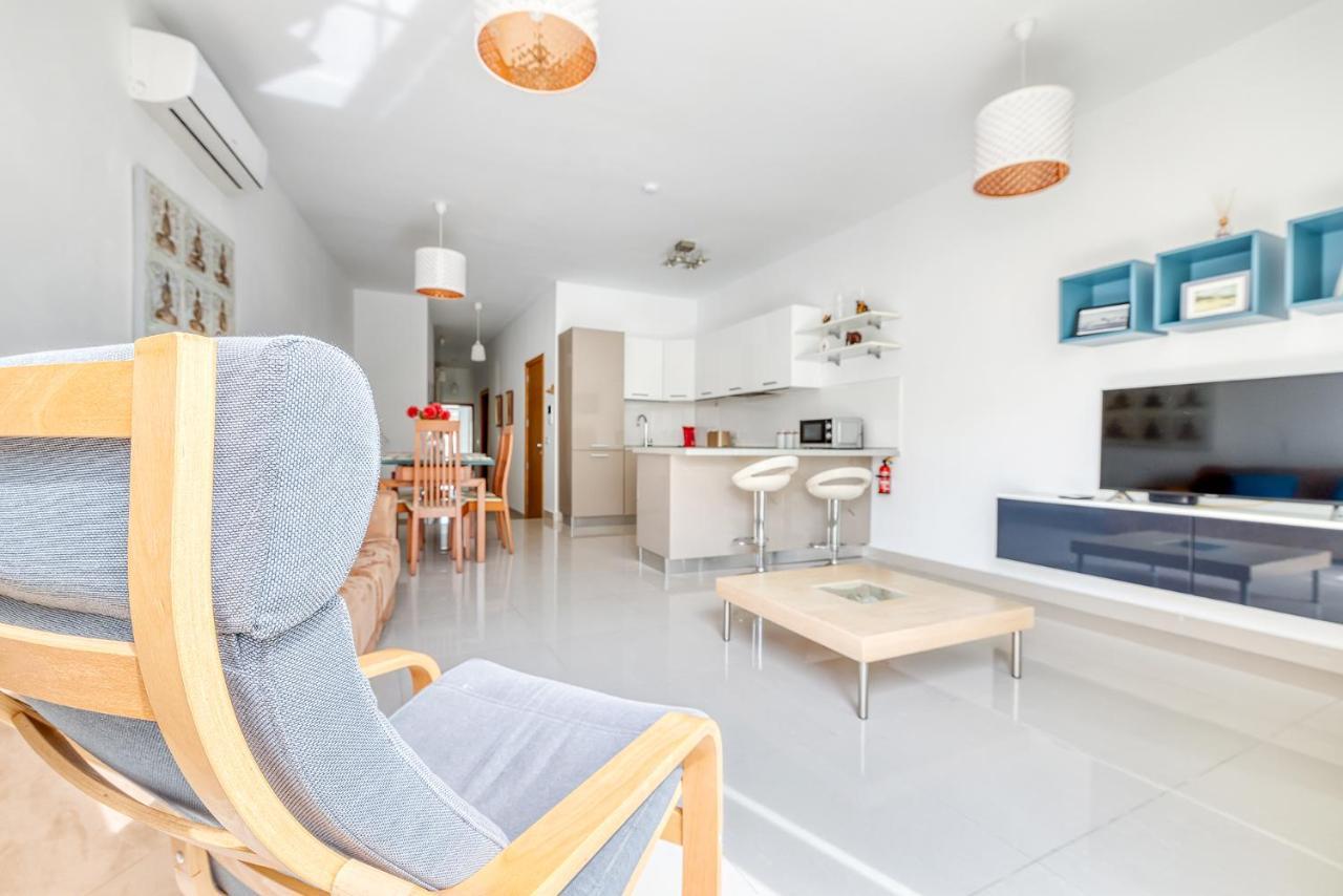 Prime Location Apartment With Side Seaviews Слима Екстериор снимка