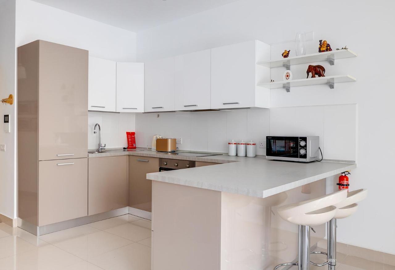 Prime Location Apartment With Side Seaviews Слима Екстериор снимка