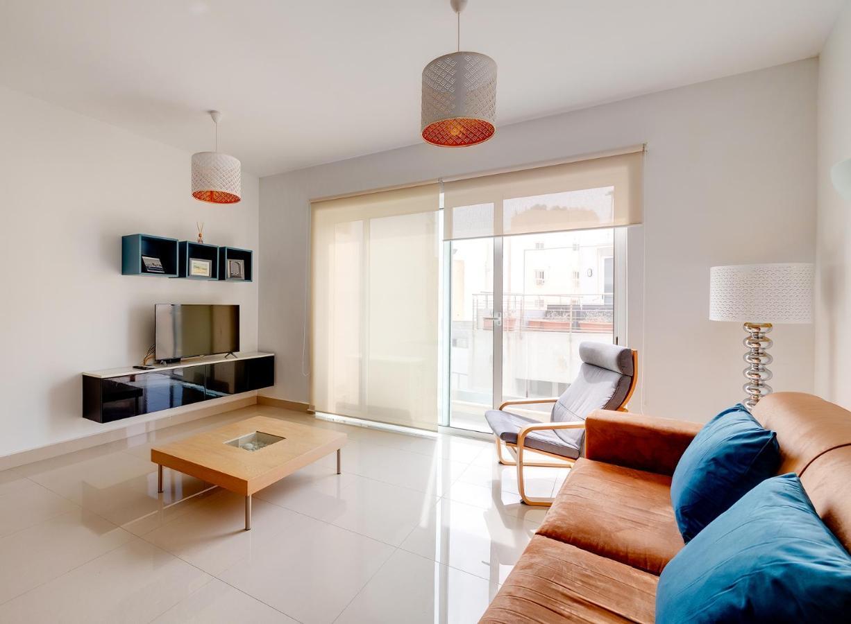 Prime Location Apartment With Side Seaviews Слима Екстериор снимка