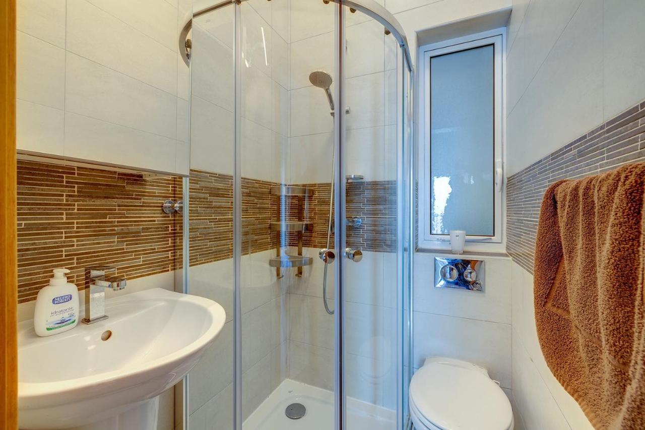 Prime Location Apartment With Side Seaviews Слима Екстериор снимка