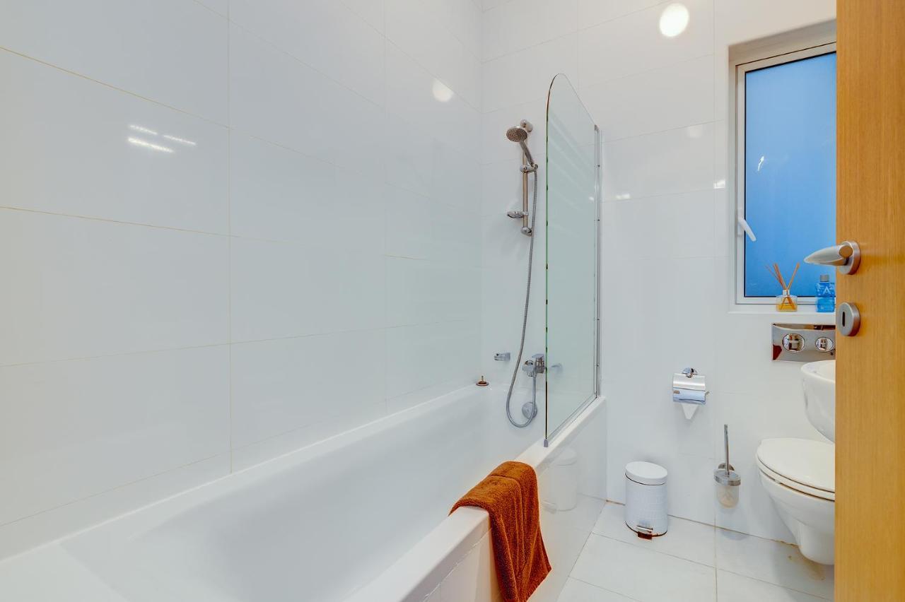 Prime Location Apartment With Side Seaviews Слима Екстериор снимка