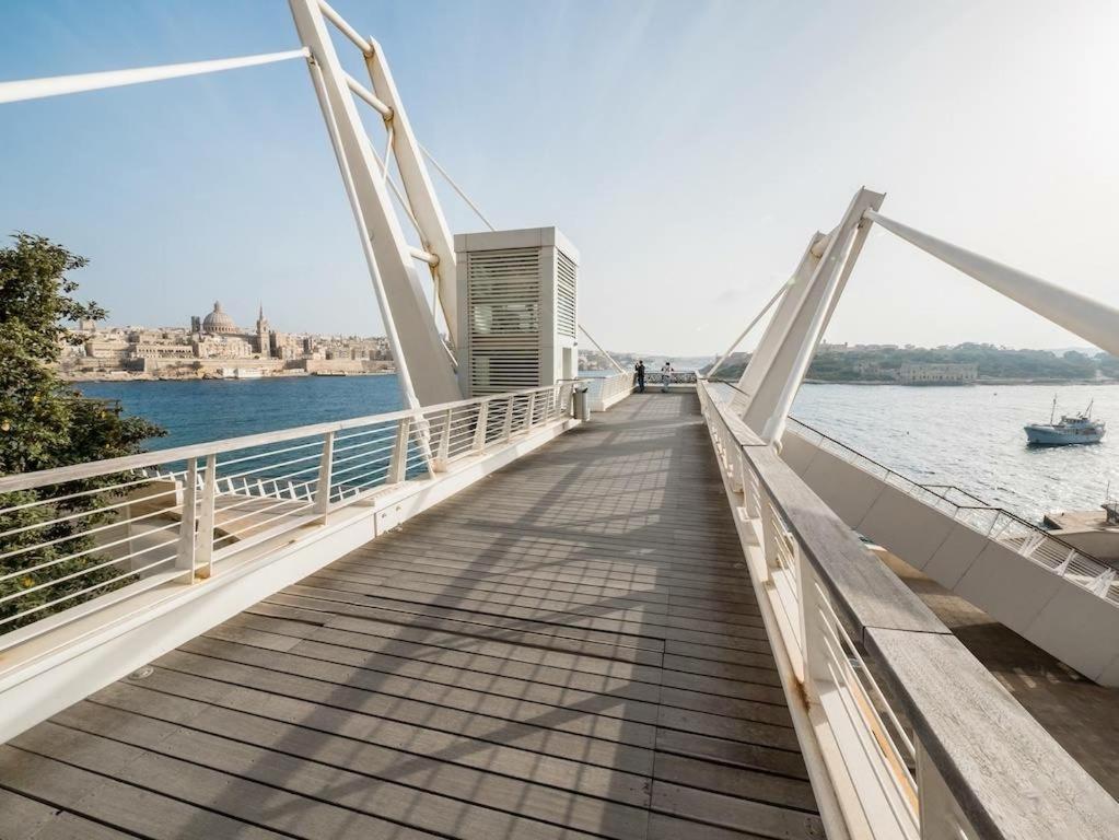 Prime Location Apartment With Side Seaviews Слима Екстериор снимка