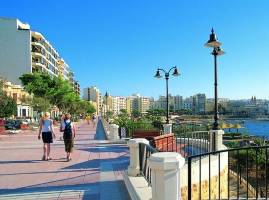 Prime Location Apartment With Side Seaviews Слима Екстериор снимка