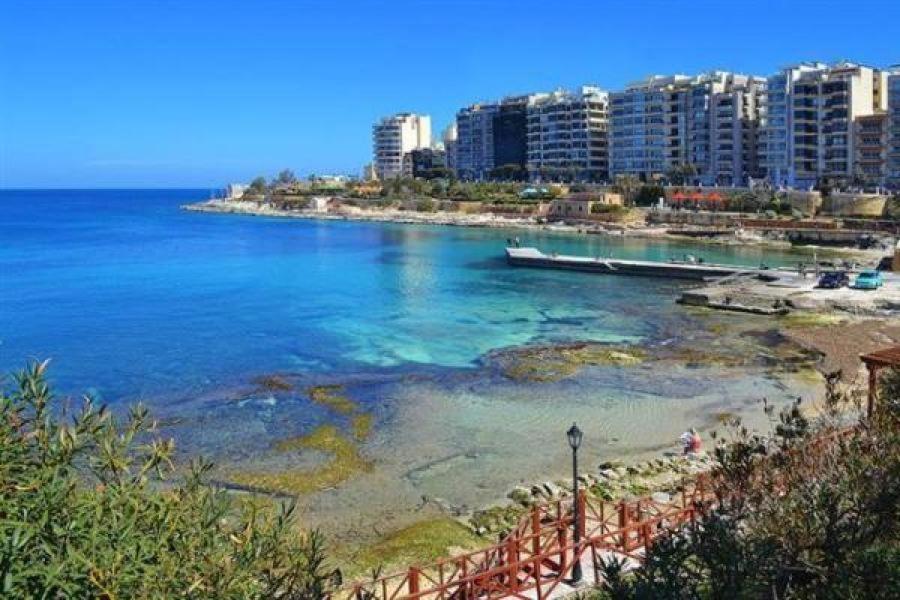 Prime Location Apartment With Side Seaviews Слима Екстериор снимка