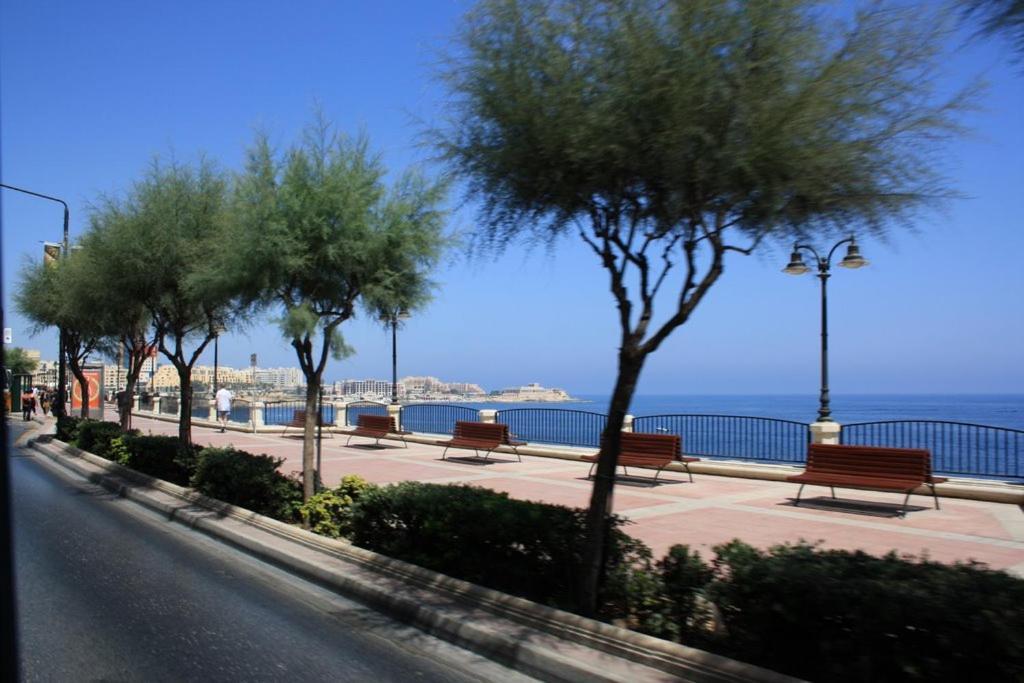 Prime Location Apartment With Side Seaviews Слима Екстериор снимка